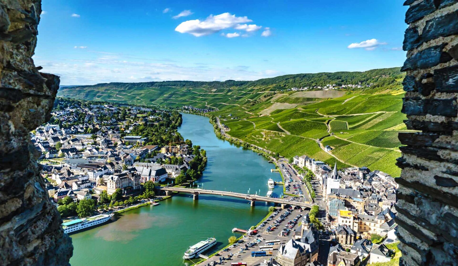 Flussblick mit Weinbergen